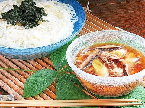 「かき醤油」が決め手！アツアツつけ麺